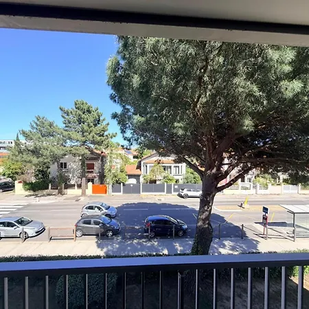 F2 Proche Et Commerce Avec Parking